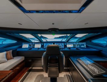 Riva 112' Dolcevita Super, Helm Station