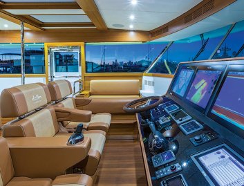 Delta Powerboats Delta 88 Carbon, Helm Station