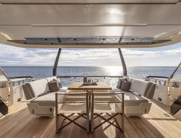 Ferretti 1000, Deck Area