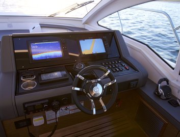 Cruisers 42 Cantius, Helm Station