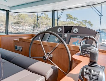 Beneteau Swift Trawler 50, Helm Station