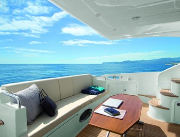 Azimut 58 Gen 2, Deck Area