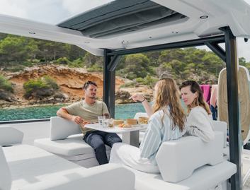 Axopar 38 Sun Top , Deck Area