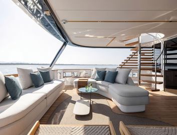 Azimut Magellano 30M, Deck Area