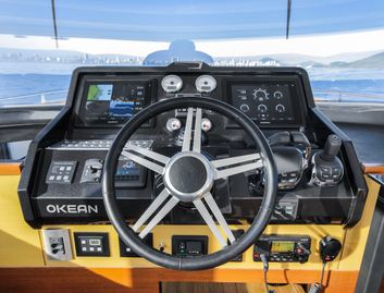 Okean 50 Fly, Helm Station