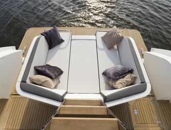 Galeon 430 Skydeck, Deck Area