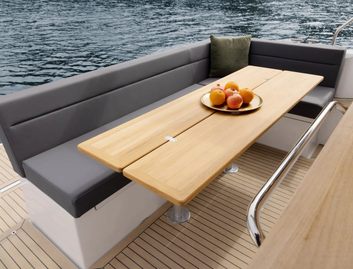 Sealine C335, Deck Area