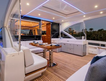 Riviera 6800 Sport Yacht Platinum Edition, Deck Area