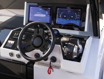 De Antonio D36 Open, Helm Station