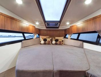 Galeon 300 Fly, Accommodation