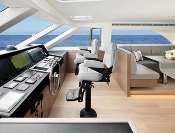 Horizon E81 Skylounge, Helm Station