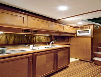 Mochi Craft Dolphin 44, Interior