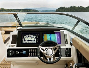 Sea Ray SLX 350, Helm Station