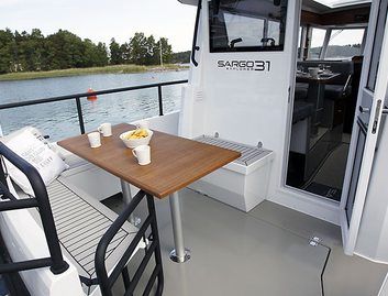 Sargo 31 Explorer, Deck Area