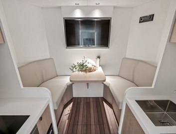 Zeelander 8 , Interior