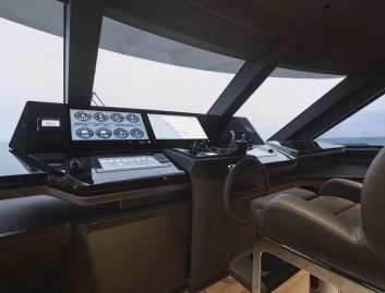 Azimut Grande Trideck Mk2, Helm Station