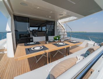 Gulf Craft Majesty 65 , Deck Area