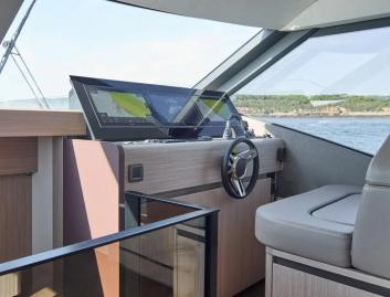 Prestige F6.7, Helm Station