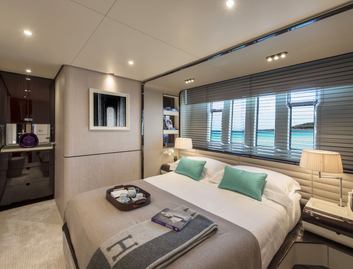 Azimut Grande 30 Metri, Accommodation