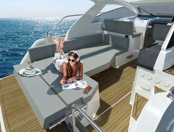 Sealine S335, Deck Area