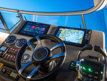 Marex 360 Cabriolet Cruiser, Helm Station