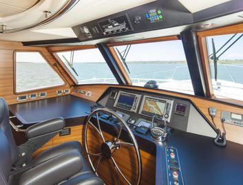 Outer Reef 630 Motoryacht, Helm Station