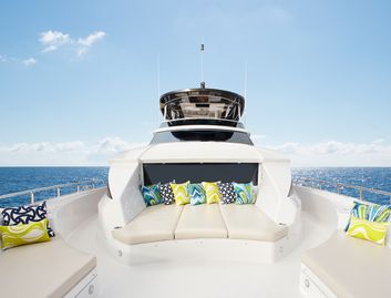 Hatteras M75 Panacera, Deck Area