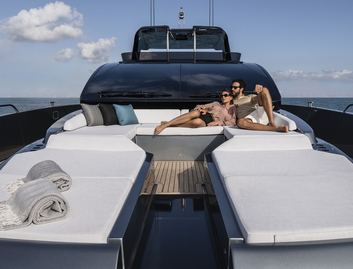 Riva 82&#039; Diva, Deck Area