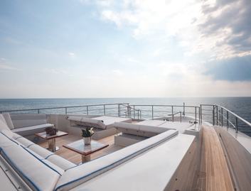 Benetti Fast 125, Deck Area