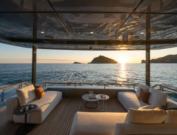 Riva 112 Dolcevita Super, Deck Area