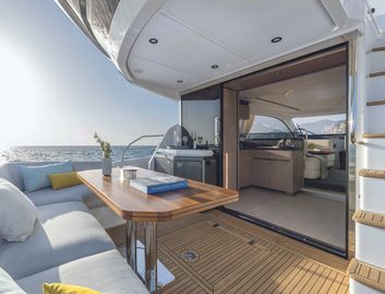 Azimut Fly 53 Gen 2, Deck Area