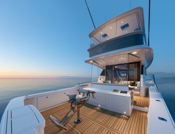 Maritimo M600, Deck Area