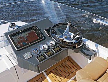 Sargo 36 Fly, Helm Station