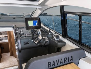 Bavaria SR41 HT, Helm Station