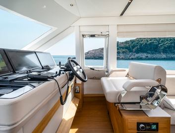 Solaris Power 60 Coupé , Helm Station