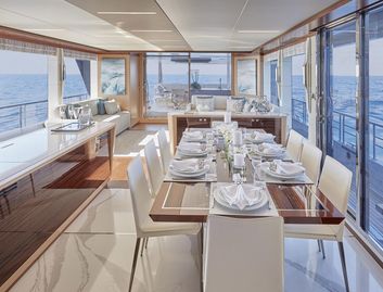 Ocean Alexander 28R Enclosed, Interior