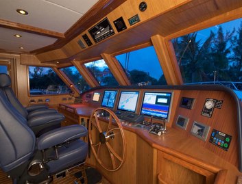 Outer Reef Yachts 800 Motoryacht , Helm Station