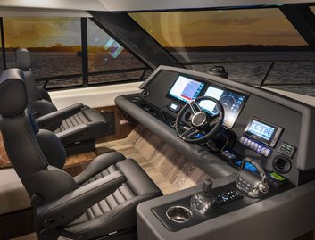 Riviera 545 SUV, Helm Station