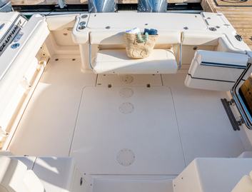Grady-White Express 330, Deck Area