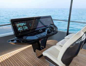 Sunreef Ultima 88, Helm Station