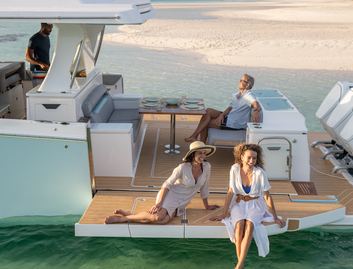 Regal 50 SAV , Deck Area