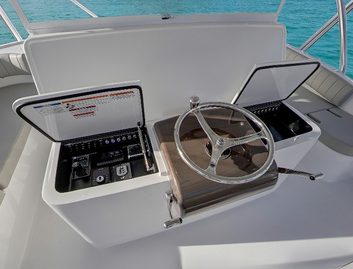 Hatteras GT65 Carolina, Helm Station