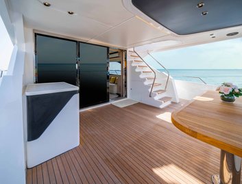 Gulf Craft Majesty 72, Deck Area