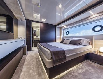 Custom Line Navetta 37, Accommodation