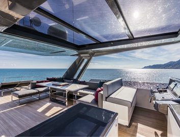 Ferretti 850, Fly Deck/Sportdeck