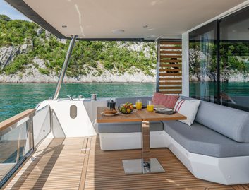 Beneteau Grand Trawler 62, Deck Area