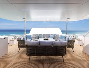 Horizon FD90 Skyline, Deck Area