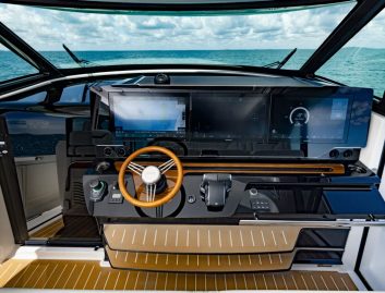 Tiara 56LS, Helm Station