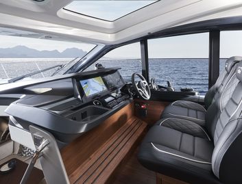 Princess V50 Mk3, Helm Station