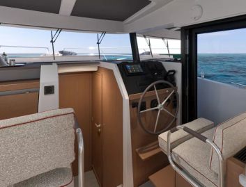 Beneteau Swift Trawler 37 Sedan , Helm Station